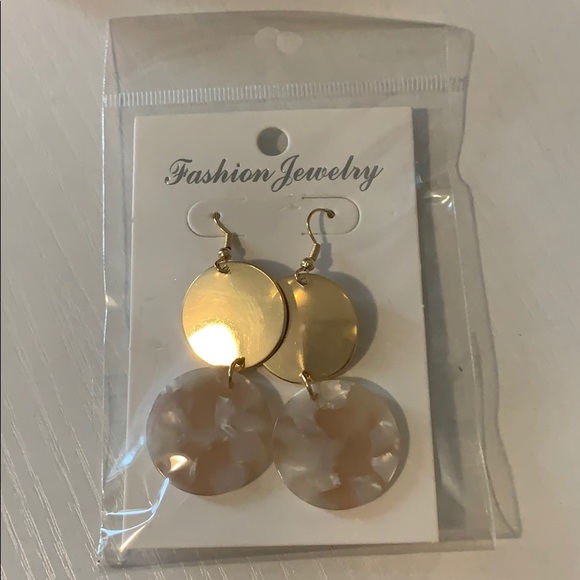 Beautiful earrings! - Picture 3 of 5